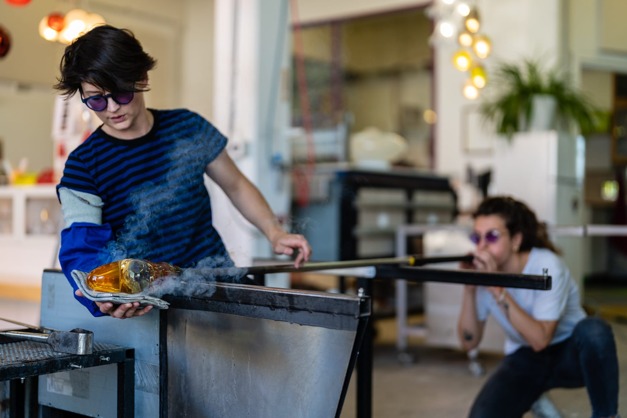 Valérie de Roquemaurel façonnant une pièce de verre dans son atelier