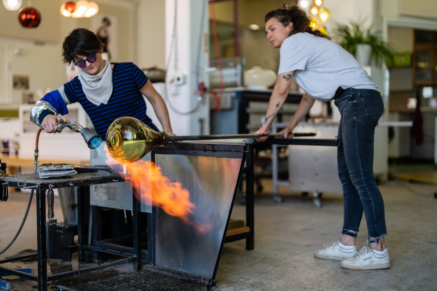 Valérie de Roquemaurel, souffleuse de verre. — photographie