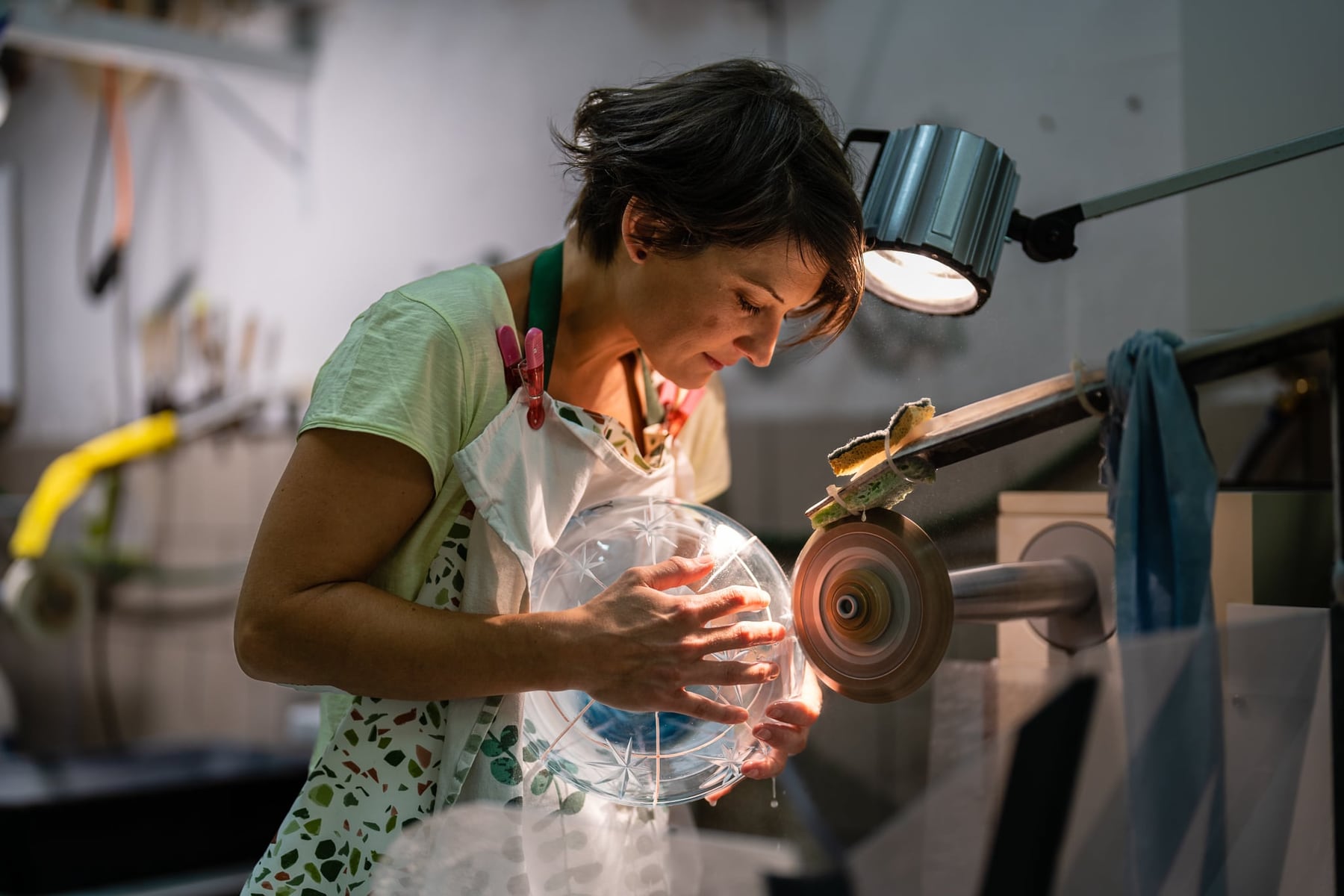 Valérie de Roquemaurel, souffleuse de verre. — photographie