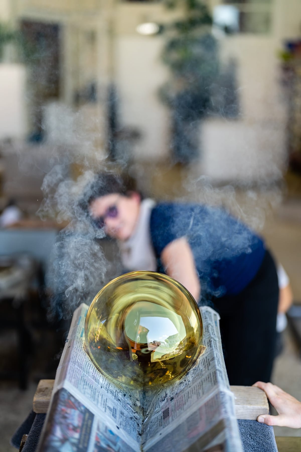 Valérie de Roquemaurel, souffleuse de verre. — photographie