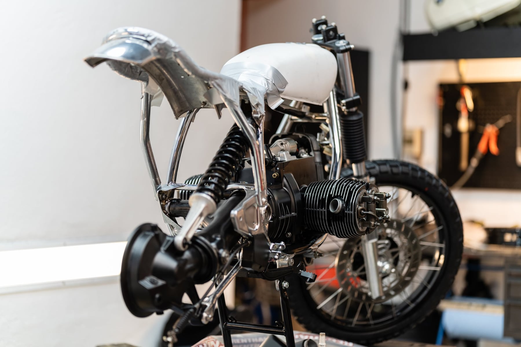 Antoine Meister, transformateur de motos. — photographie