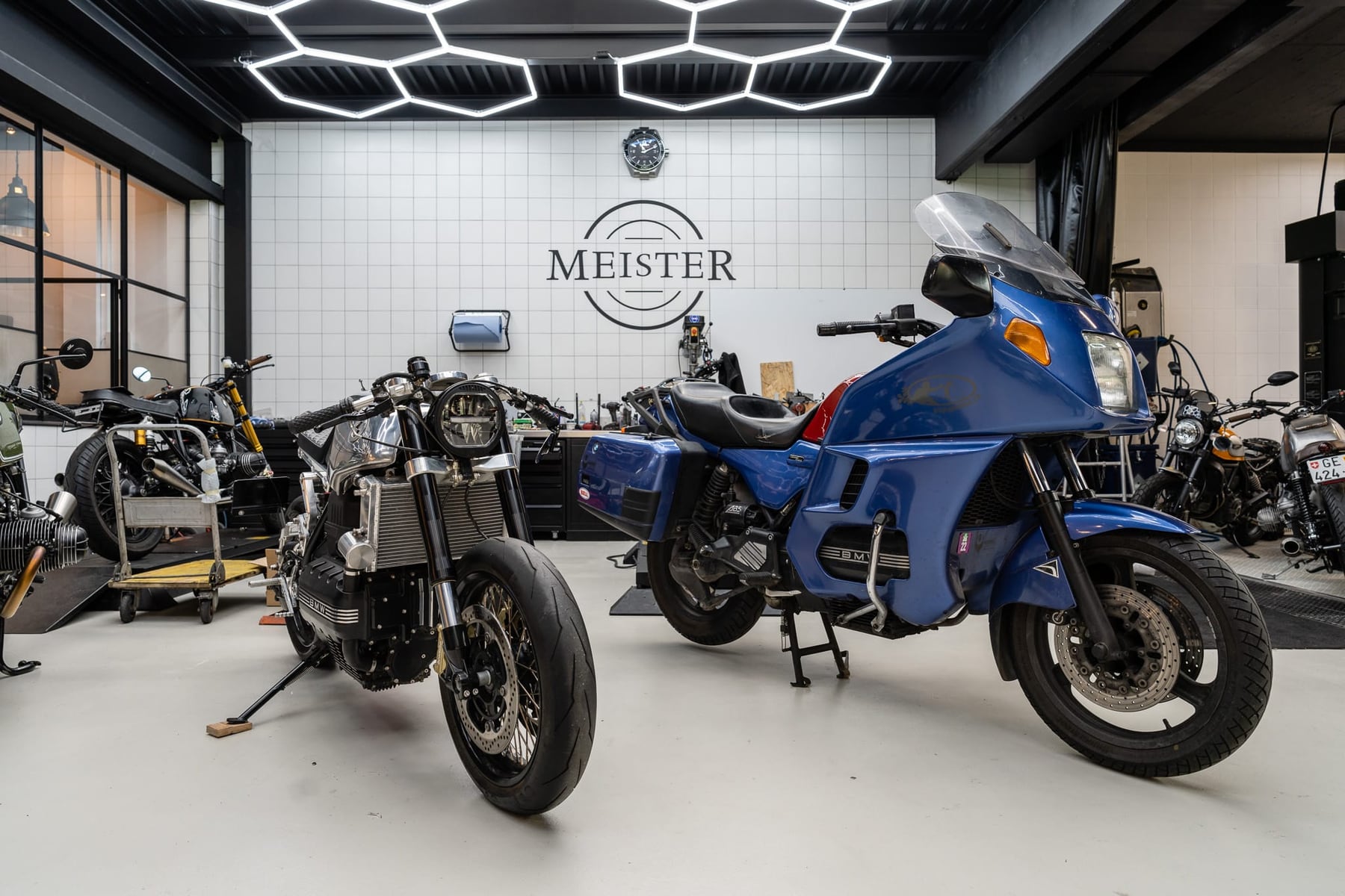 Antoine Meister, transformateur de motos. — photographie