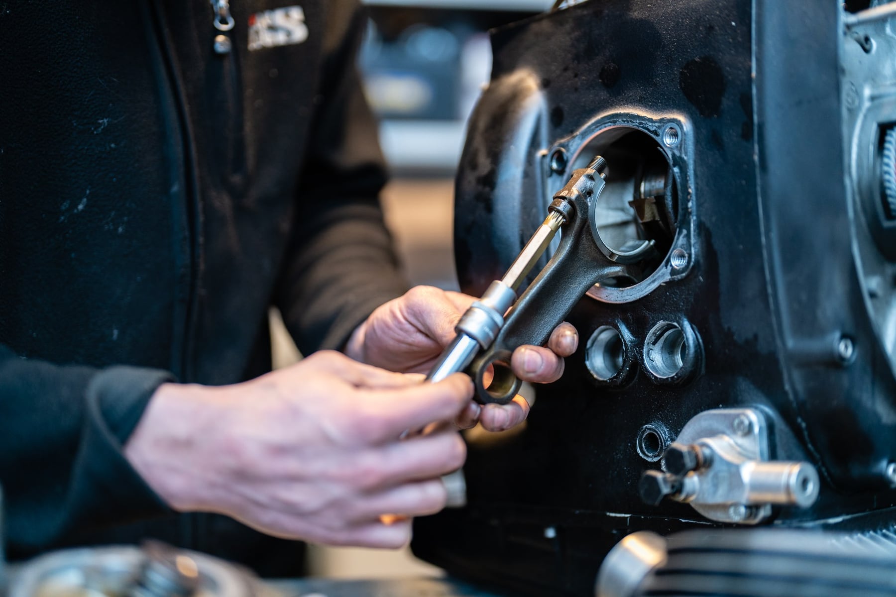 Antoine Meister, transformateur de motos. — photographie
