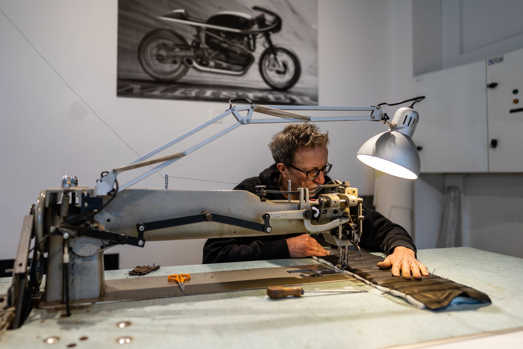 Antoine Meister, transformateur de motos. — photographie