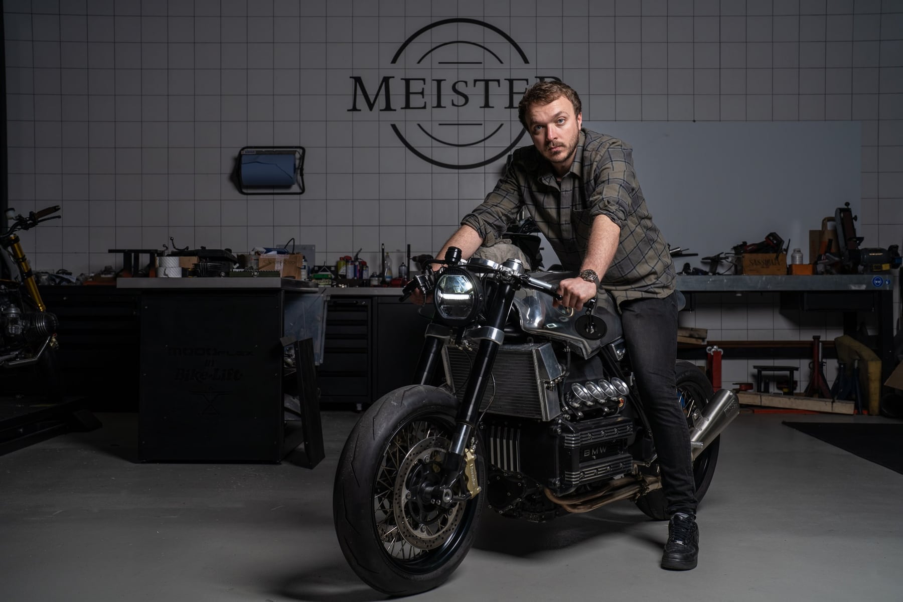 Antoine Meister, transformateur de motos. — photographie